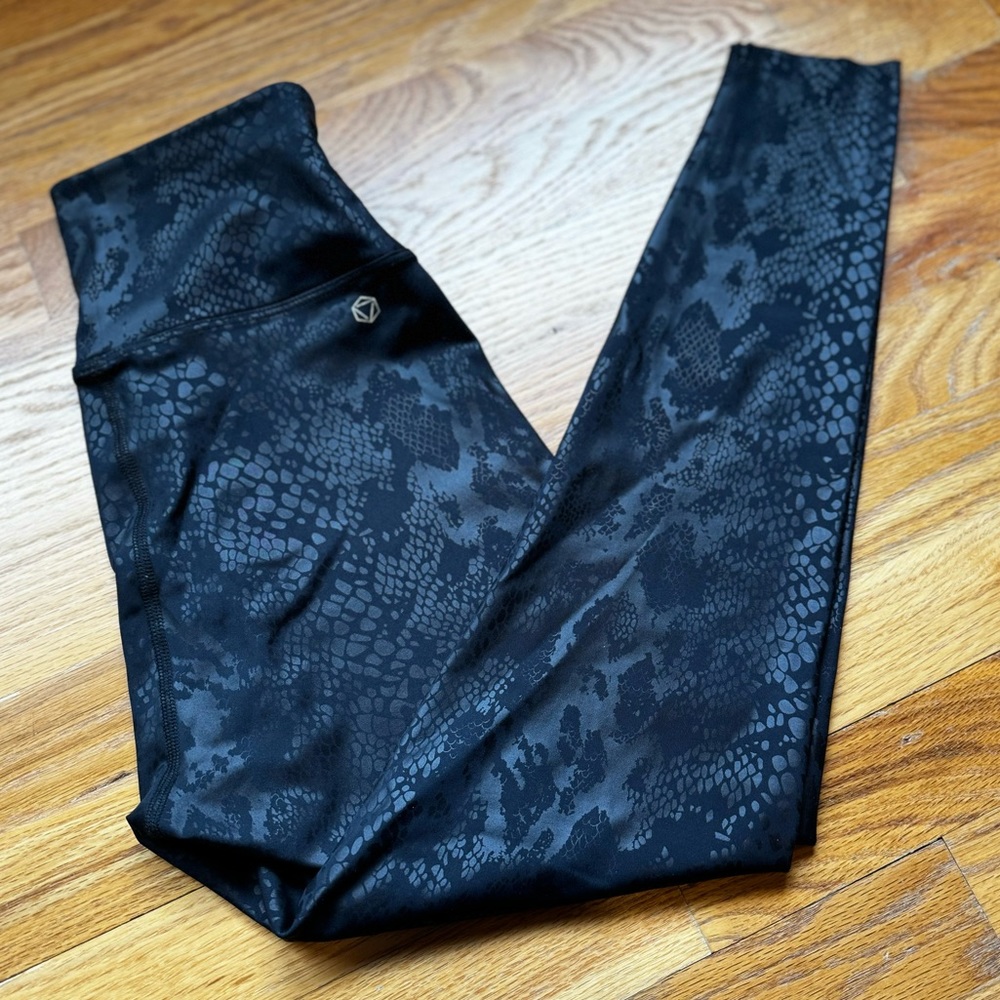 AR-33 Black Snakeskin Leggings